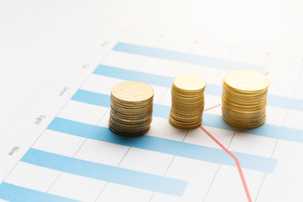 dashboard financeiro exibindo saldo consolidado de múltiplas contas bancárias e projeção de fluxo de caixa